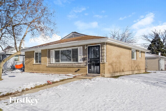 Building Photo - 1295 Greenbay Ave