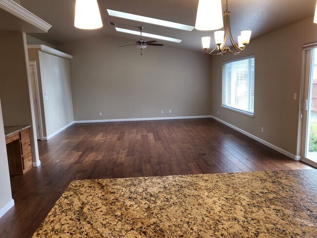 Building Photo - 3 bed 2 bath Single Family Home for Rent in Grants Pass