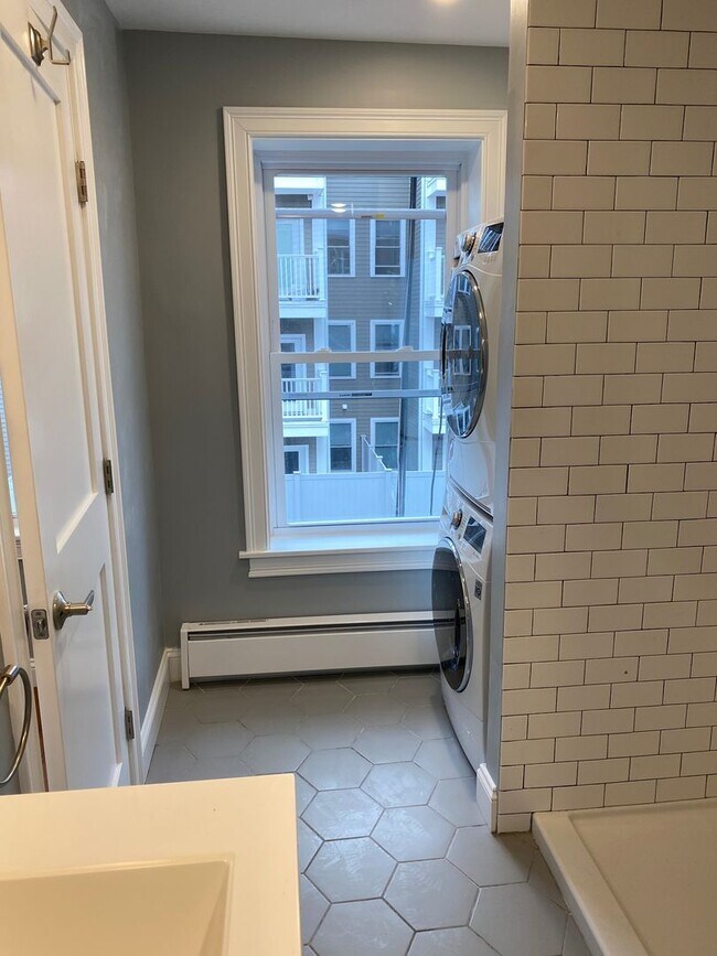 Building Photo - Beautifully renovated 2 bed 1 bath in the heart of East Boston