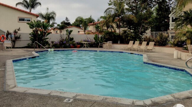 Foto del edificio - Rare 3 bed 2 bath Townhome available now.