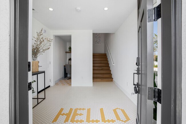 Foto del edificio - Stylish Tri-Level Townhome in Prime Newpor...