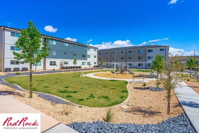 Building Photo - Charming 2 Bedroom End Unit Condo - Pet Fr...