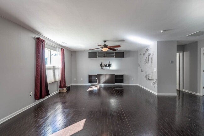 Foto del edificio - Experience modern comfort in this spacious 4+ bedroom home
