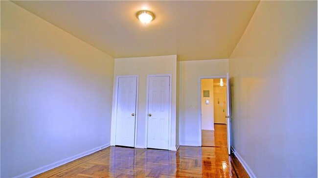 Building Photo - 15 E 171st St