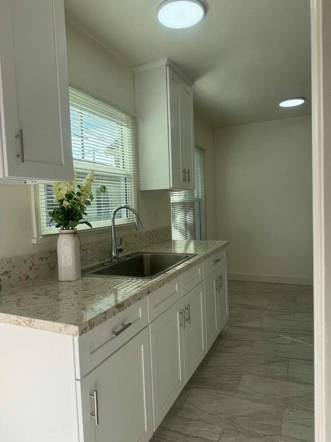 Building Photo - 1314 N Hollywood Way