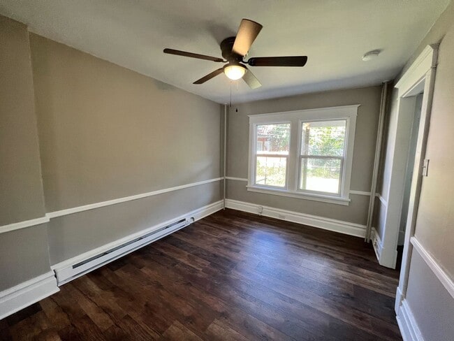 Building Photo - 2 Bedroom 1 bathroom Renovated town home!