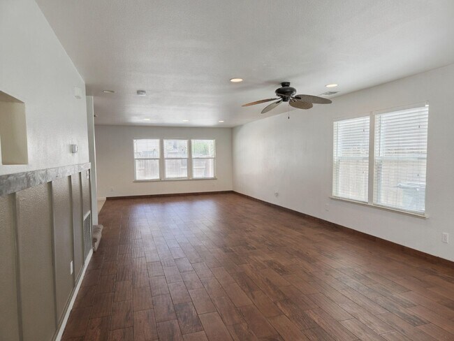 Foto del edificio - Spacious 4-Bedroom Home with Solar, Finished Garage, Large Pantry & Low-Maintenance Backyard in M...