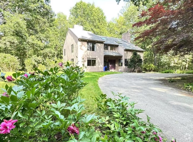 Building Photo - 40 Laurelwood Dr