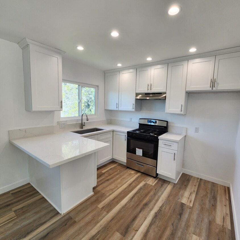 Foto principal - 12942 Moorpark St