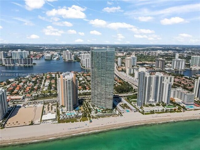 Foto del edificio - 18975 Collins Ave