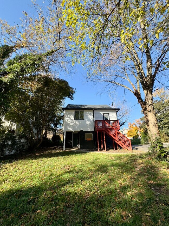 Foto del edificio - Charming 6 Bedroom/4.5 Bathroom Home in We...