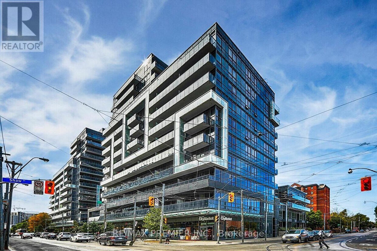 Primary Photo - 1030-1030 King St W