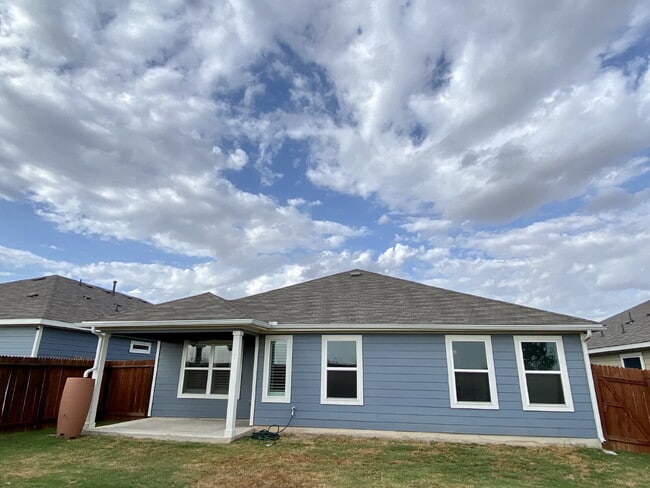 Foto del edificio - 4 bedroom + Office & Upgraded Garage!