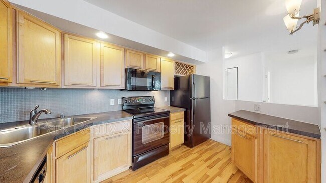 Building Photo - 601 W 11th Ave