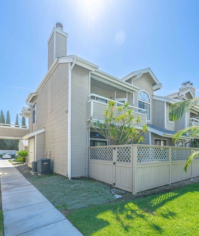 Building Photo - Gated 2BR Condo with Pool View