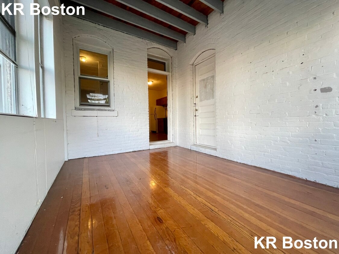 Building Photo - 1905 Beacon St