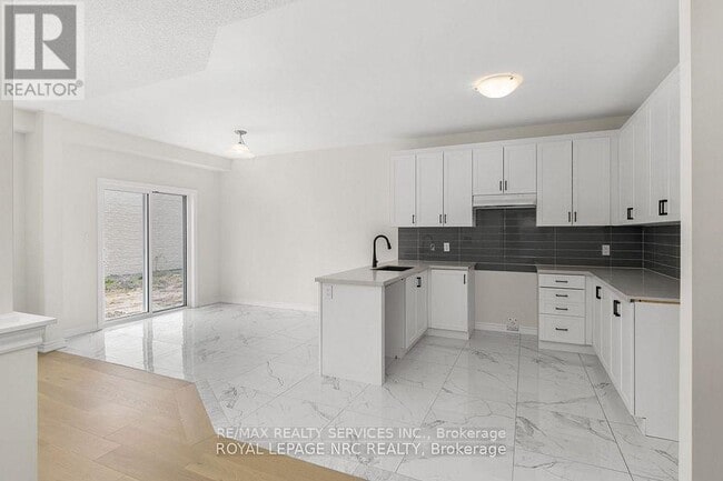 Building Photo - 106 Palace St