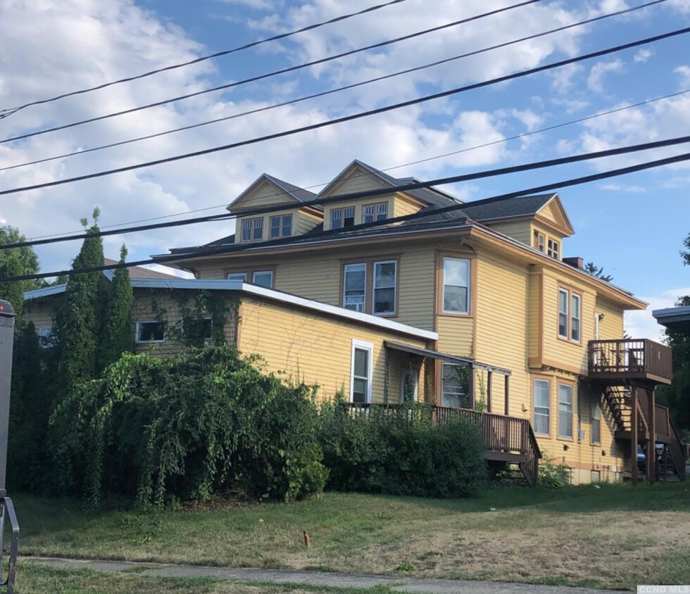Primary Photo - 949 Columbia St