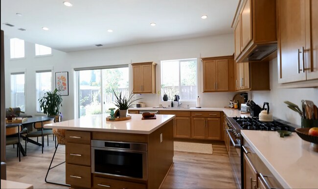 Foto del edificio - Beautiful Four Bedroom Three Bath Home Located in Granit Bay