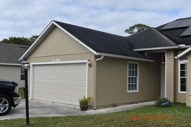 Building Photo - 2388 SW Fern Cir