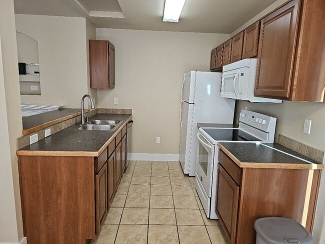 Building Photo - Beautiful 2 bedroom, 2 bath condo in a fab...
