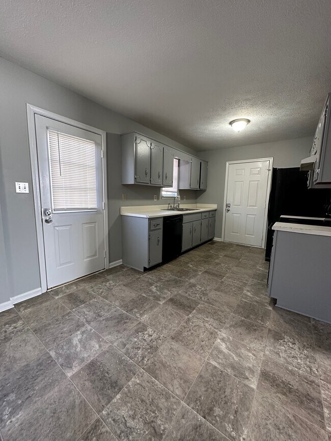 Foto del edificio - 1058 Bush Ave