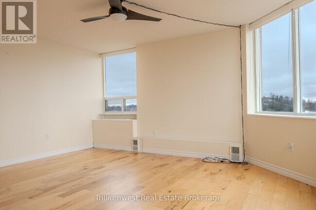 Building Photo - 3227 King St E