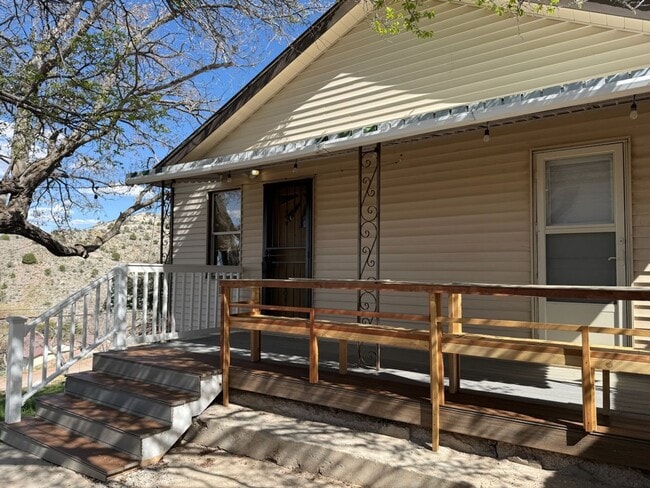 Building Photo - 3 Bed / 2 Bath Custom Pioche House