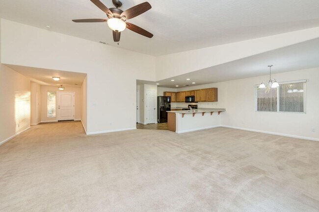 Foto del edificio - Clean and neat 4 bedroom, 2 bathroom single story in the Fancher Creek area 93727