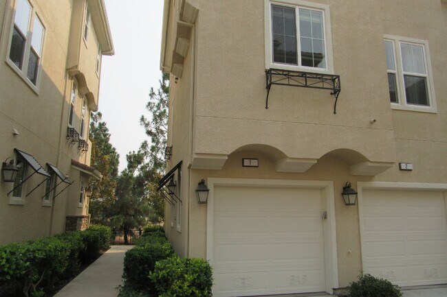 Foto del edificio - Beautiful End Unit 2 Bed, 2 Bath Condo in ...