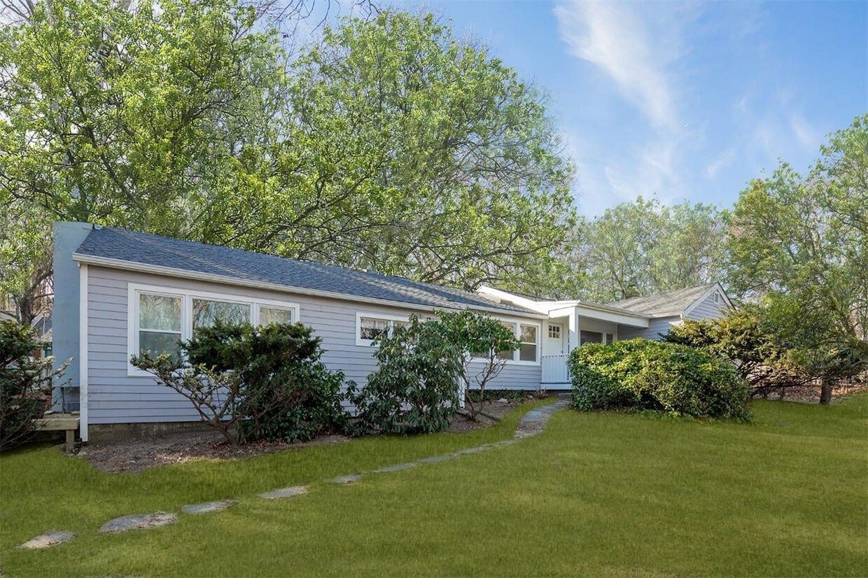 Primary Photo - 3780 Noyack Rd