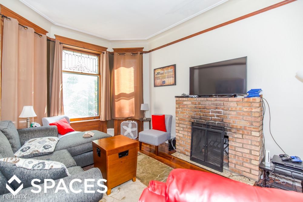 Primary Photo - 3240 N Kenmore Ave