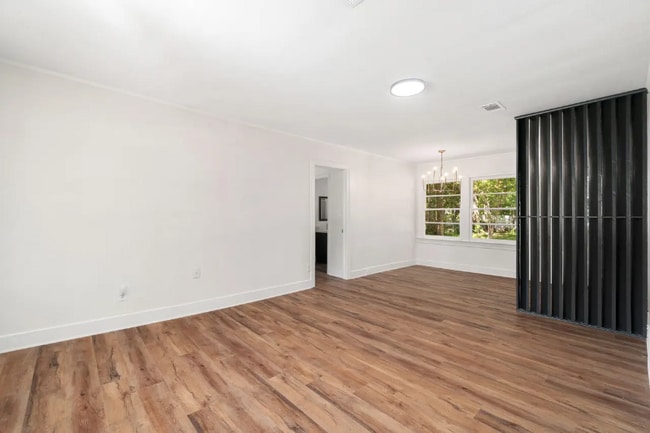 Building Photo - 807 Crestview Dr