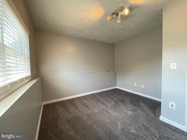 Building Photo - 7219 Ford Hollow Dr