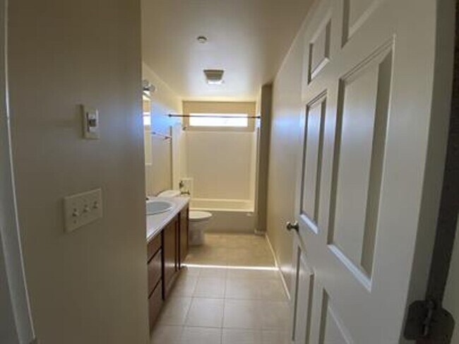 Foto del edificio - 2 bed, 2 bath condo on the canal