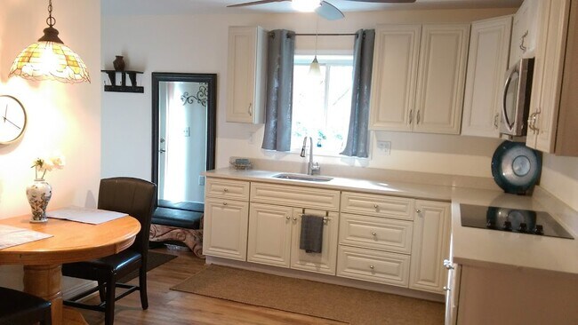 Foto del edificio - 4705 Deerwood Dr