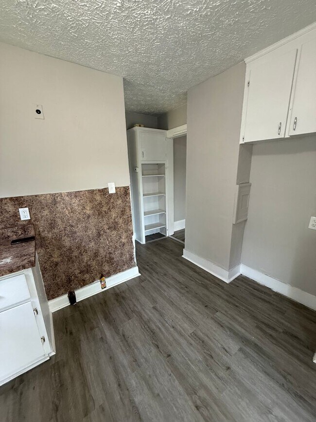 Foto del edificio - Coming Soon! Section 8 Accepted! Newly Ren...