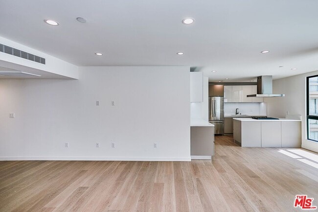 Foto del edificio - 328 N Maple Dr