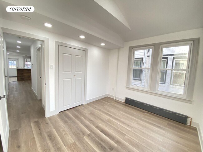 Foto del edificio - 122-08 Hillside Avenue