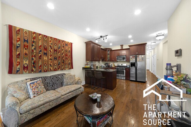 Foto del edificio - 2741 N Drake Ave