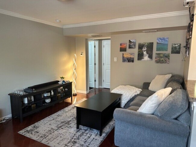 Foto del edificio - COMING SOON! Attractive Condo, Lots of Upgrades! Walk to UK! W/D, Off-Street Parking