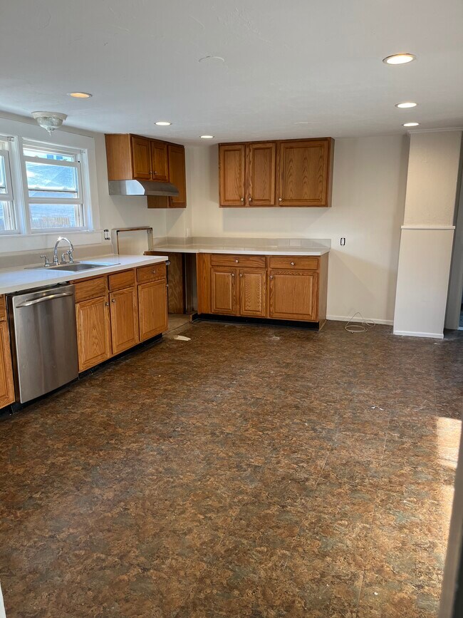 Kitchen ( New floor coming) - 8 Lincoln St