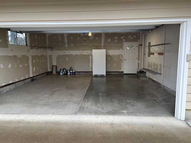 Building Photo - 2205 Maple Terrace