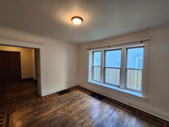 Building Photo - 4 Bedrooms 2 Kitchens & 2 Bathrooms