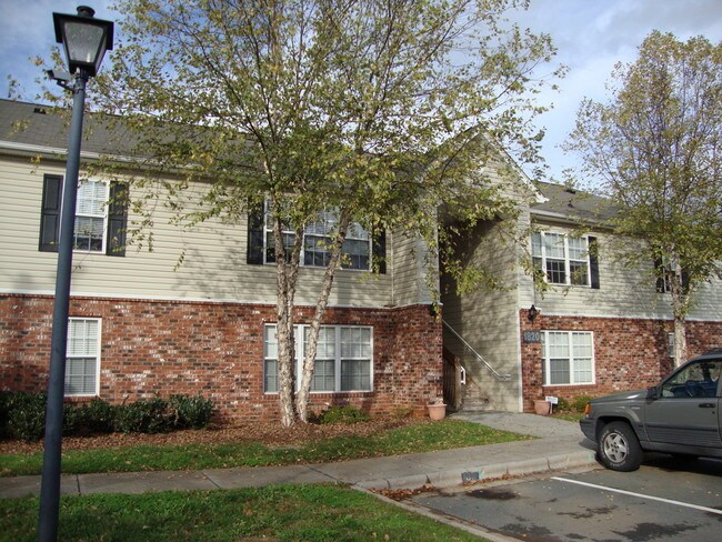 Foto del edificio - 1820 Crest Hollow Dr