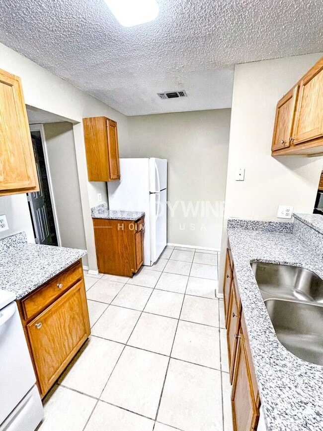 Building Photo - Fabulous 3BR! Be the first one to apply!