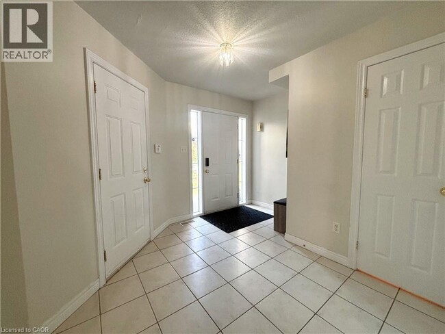 Building Photo - 41 Pineridge Dr