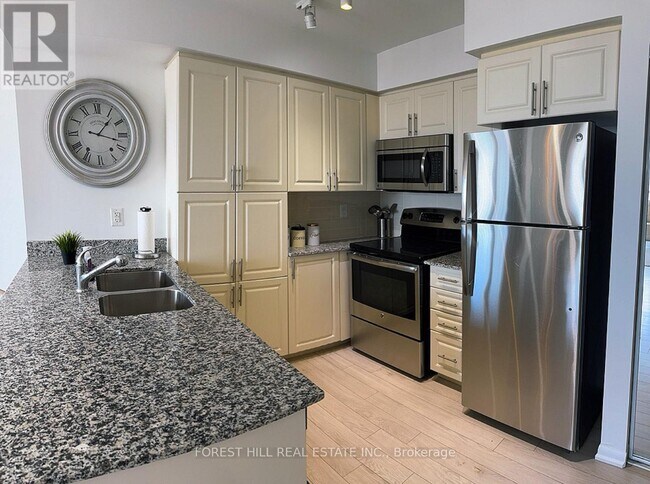 Photo du bâtiment - 830-2830 Lawrence Ave W