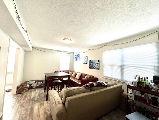 Foto del edificio - Rare, sought-after 5 bedroom home in Pembroke Meadows.