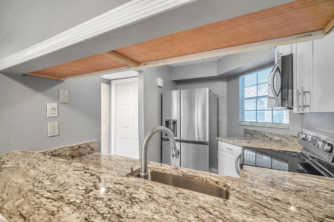 Building Photo - Charming Condo in Stonesthrow – Modern Com...